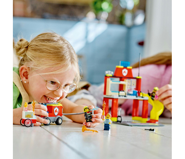 LEGO City 60375 Remiza strażacka i wóz strażacki - 1091241 - zdjęcie 5